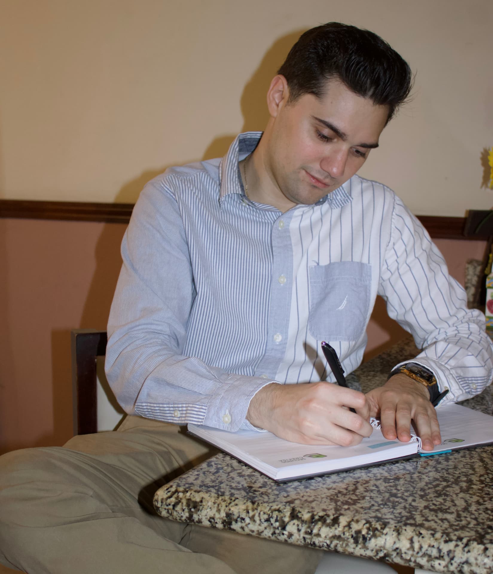 Asesor de SYGMA firmando la documentación de una póliza